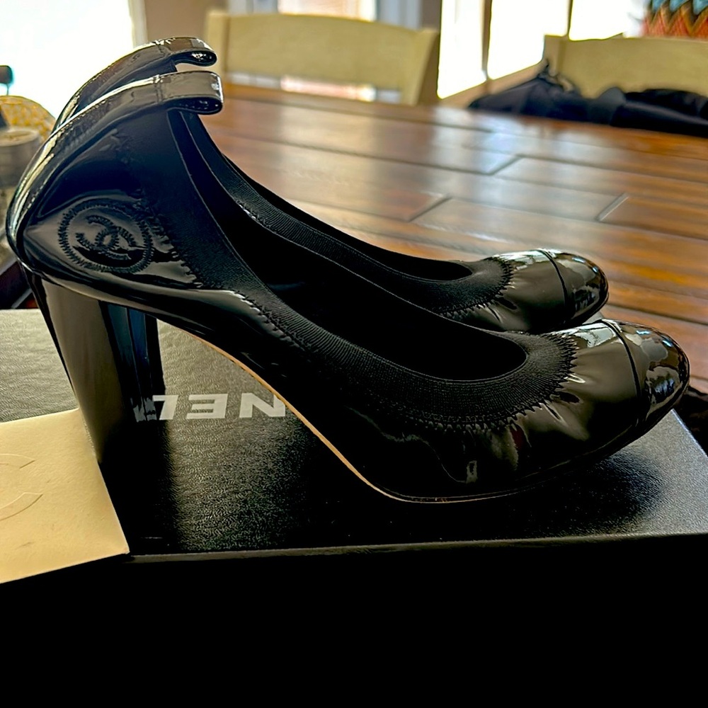Patent leather Chanel Escarpin pumps. Size 37
